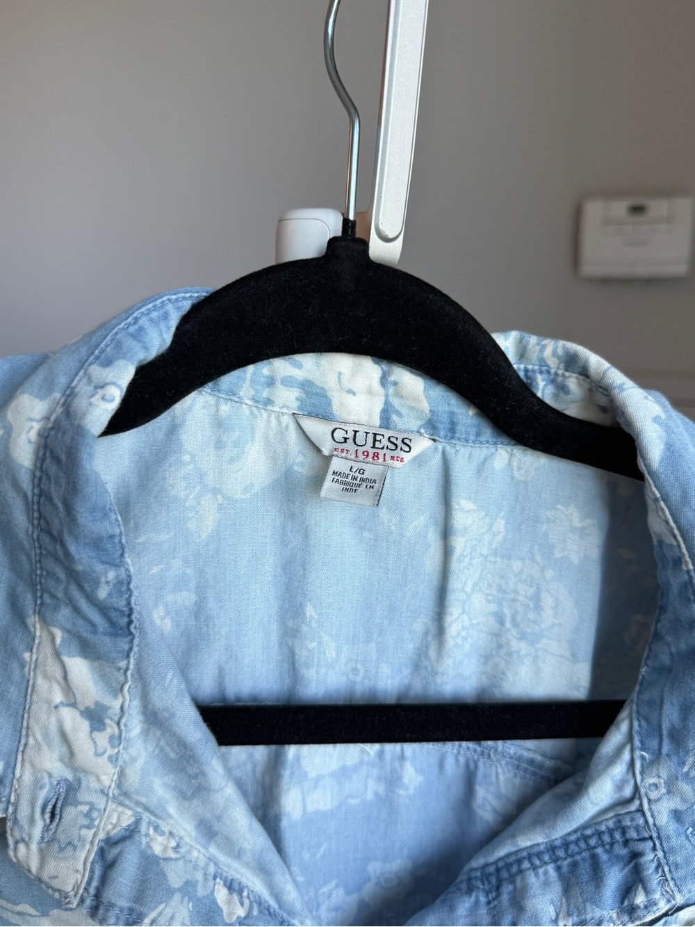 GUESS Western Chambray Coastal Light Blue Floral Button-Down Shirt size Large - Picture 4 of 4